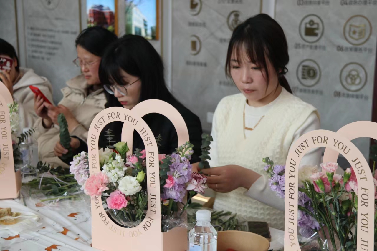 오늘 엘은 국제 여성의 날을 축하하기 위해 꽃꽂이 활동을 시작했습니다.